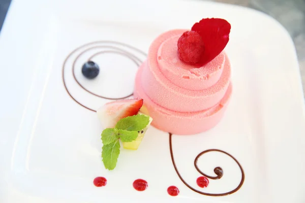 Strawberry cake with rose — Stock Photo, Image