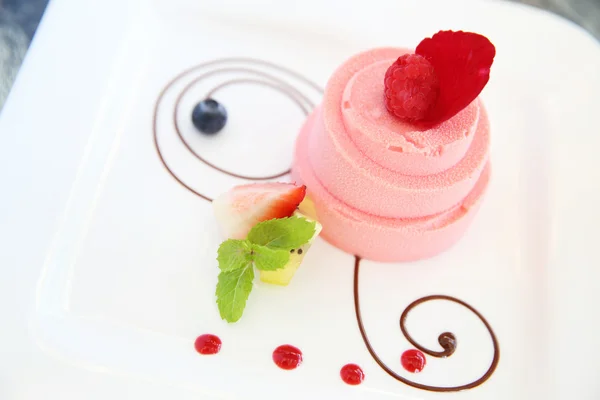 Torta di fragole con rosa — Foto Stock