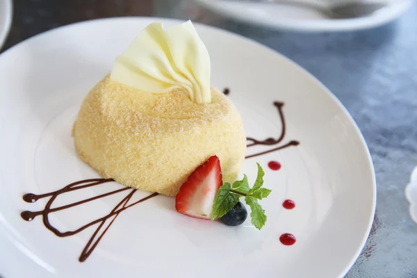 Bolo de queijo com frutas — Fotografia de Stock