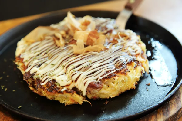 Japońskie jedzenie okonomiyaki, Japońska pizza — Zdjęcie stockowe