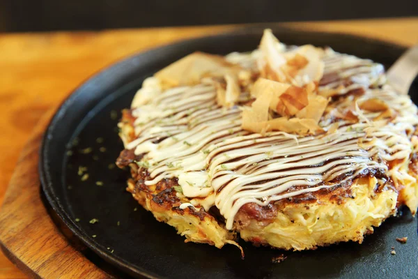 Japonské jídlo okonomiyaki, japonská pizza — Stock fotografie