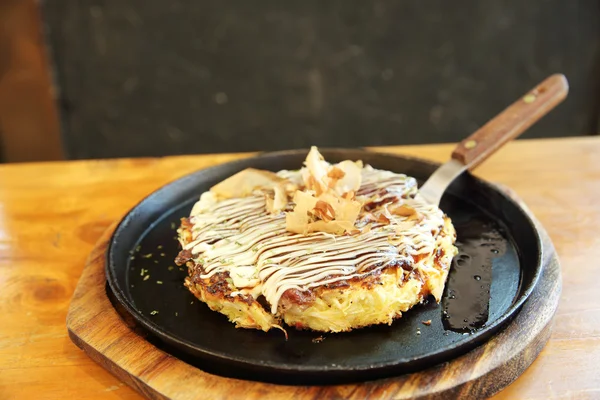Японская кухня okonomiyaki, японская пицца — стоковое фото