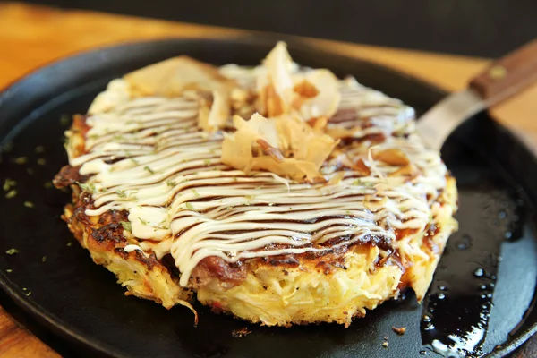 Japonské jídlo okonomiyaki, japonská pizza — Stock fotografie