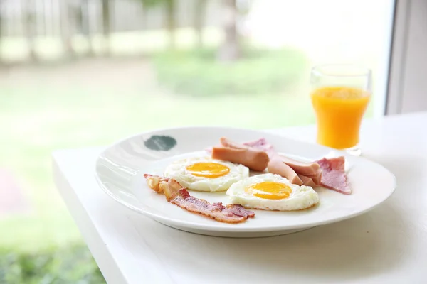 Frukost med bacon, stekt ägg och apelsinjuice — Stockfoto