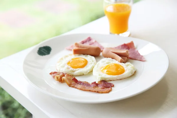 Desayuno con tocino, huevo frito y zumo de naranja —  Fotos de Stock