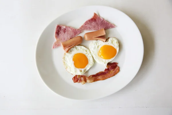 Colazione con pancetta, uova fritte e succo d'arancia — Foto Stock