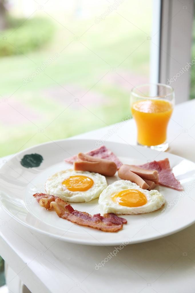 ベーコン 卵 オレンジ ジュースの朝食します ストック写真 C Piyato ベーコン 卵 オレンジ ジュースの朝食します ストック写真 C Piyato