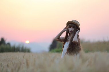 buğday üzerinde Asyalı kız