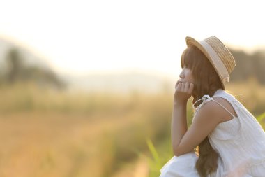 buğday üzerinde Asyalı kız