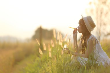 buğday üzerinde Asyalı kız