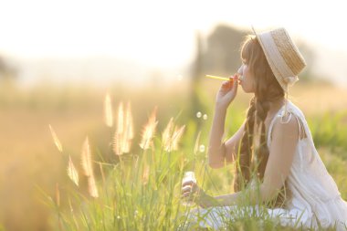 buğday üzerinde Asyalı kız