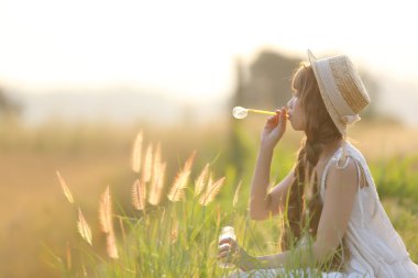 buğday üzerinde Asyalı kız