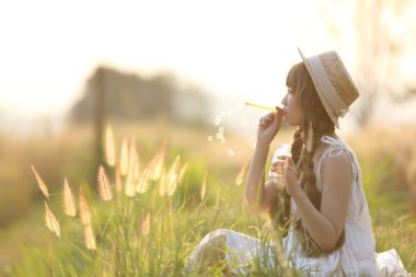 buğday üzerinde Asyalı kız