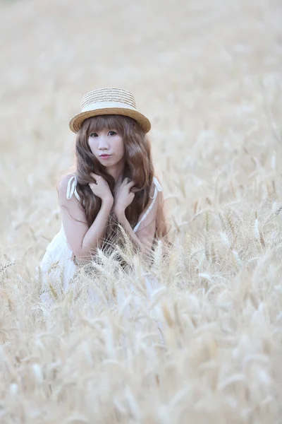 Asiatico ragazza su grano — Foto Stock