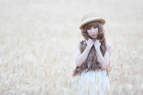 Menina asiática no trigo — Fotografia de Stock