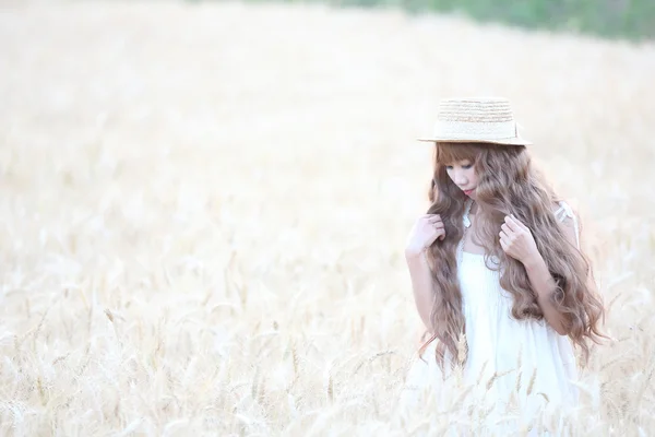 Asiatische Mädchen auf Weizen — Stockfoto