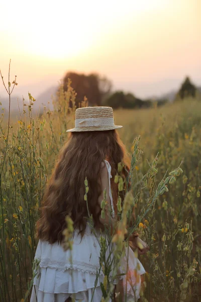 Buğday üzerinde Asyalı kız — Stok fotoğraf