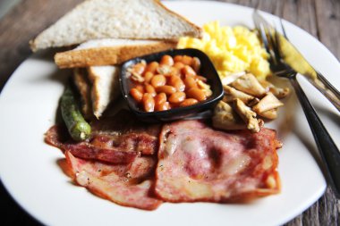 Jambon, kızarmış yumurta ve ekmek ahşap zemin düşük üzerine kahvaltı 