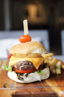 hamburger, patates kızartması ile