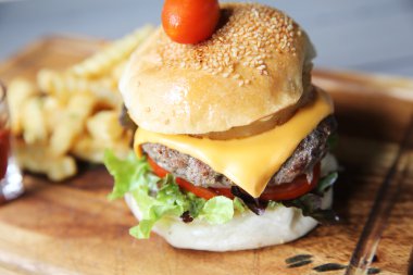 hamburger, patates kızartması ile