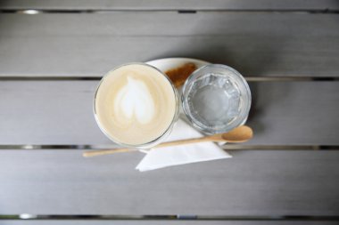 ahşap zemin üzerinde kahve