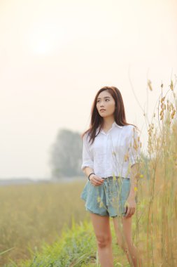 Buğday alanında Asyalı kız