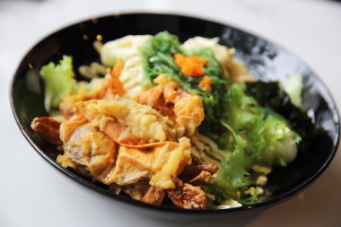 Yumuşak Kabuklu Yengeç Salatası