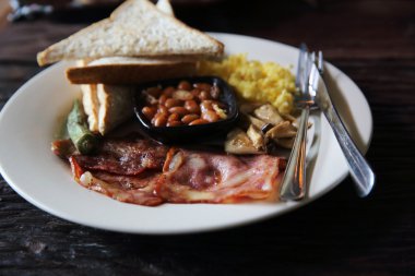 Jambon, kızarmış yumurta ve ekmek ahşap zemin düşük üzerine kahvaltı 