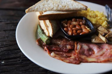 Jambon, kızarmış yumurta ve ekmek ahşap zemin düşük üzerine kahvaltı 