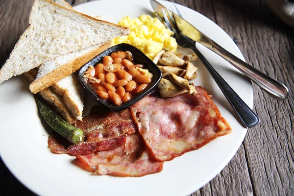 Café da manhã com presunto, ovo frito e pão em fundo de madeira baixo — Fotografia de Stock