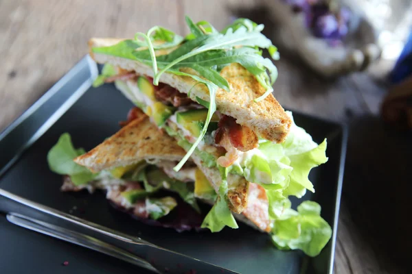 Sandwiches con encuentro y verduras sobre fondo de madera — Foto de Stock
