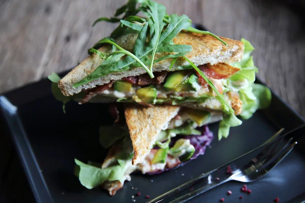 Találkoznak és fa háttér zöldség szendvicset — Stock Fotó
