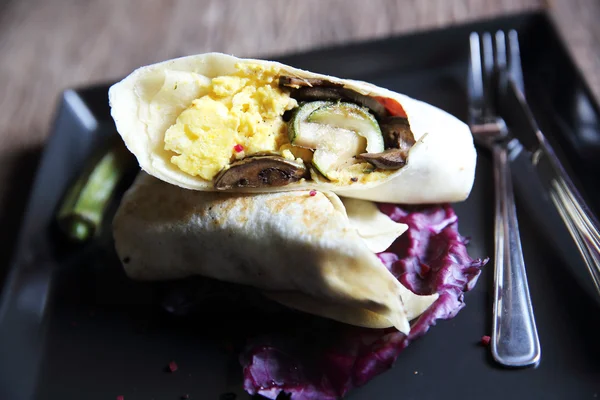 Burritos de ternera sobre fondo de madera — Foto de Stock