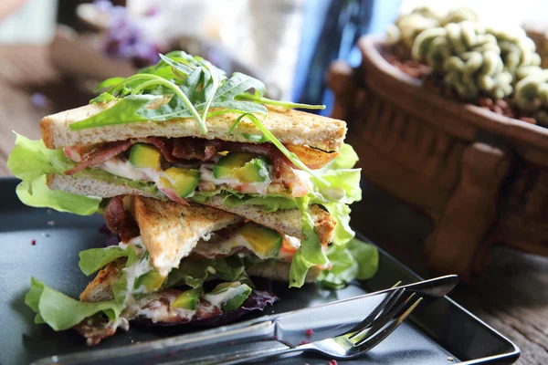 Sandwichs avec rencontre et légumes sur fond bois — Photo