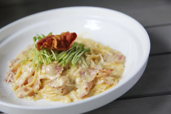 Spaghetti Carbonara mit Speck — Stockfoto