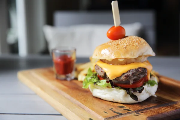 Hamburger with fries — Stock Photo, Image