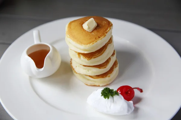 Pannenkoek met honing en aardbei — Stockfoto