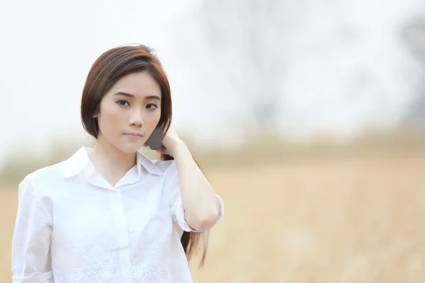 Menina asiática no campo de trigo — Fotografia de Stock