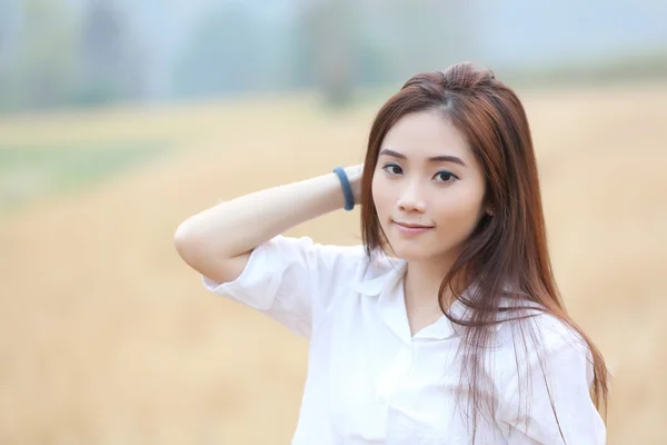 Asiatisk tjej på vete fält — Stockfoto