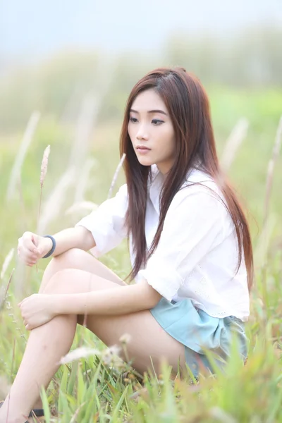 Azjatyckie dziewczyny na polu pszenicy — Zdjęcie stockowe