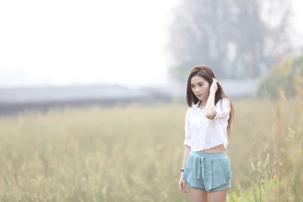 Asiática chica en trigo campo — Foto de Stock