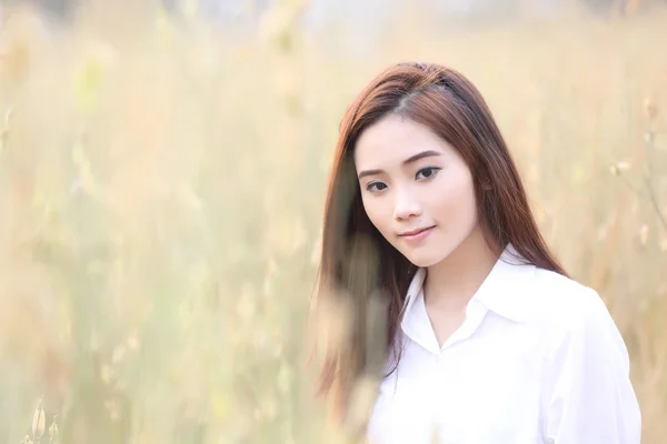 Buğday alanında Asyalı kız — Stok fotoğraf