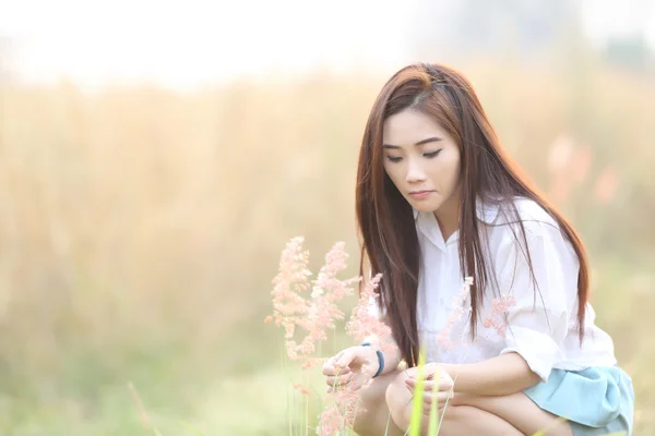 Asiatische Mädchen auf Weizenfeld — Stockfoto