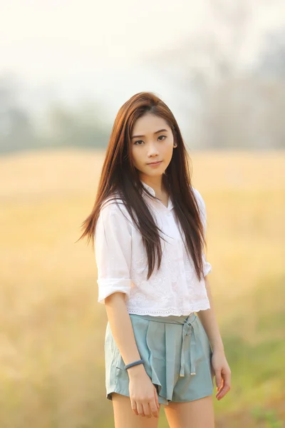 Asiatico ragazza su grano campo — Foto Stock