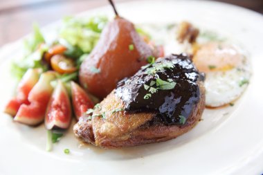 ördek confit, kızarmış ördek bacak 
