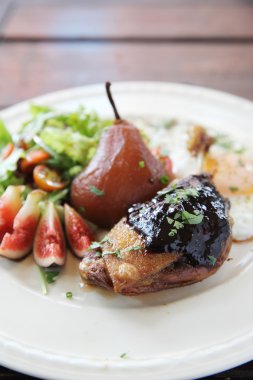 ördek confit, kızarmış ördek bacak 