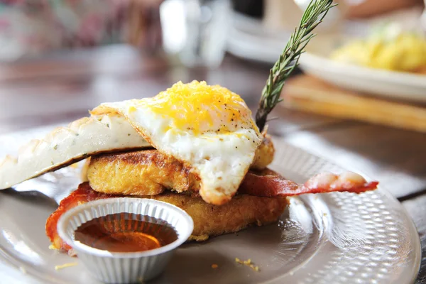 Francouzský Toast vejce a slanina snídaně prosklené zásobníku — Stock fotografie