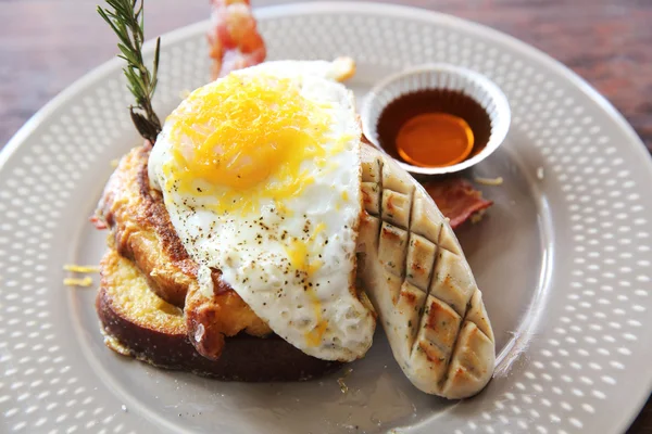 Francouzský Toast vejce a slanina snídaně prosklené zásobníku — Stock fotografie