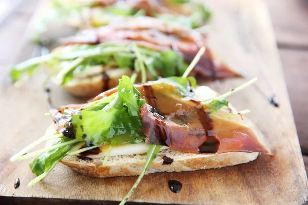 Entenschinken geräucherte Ente auf Brot — Stockfoto