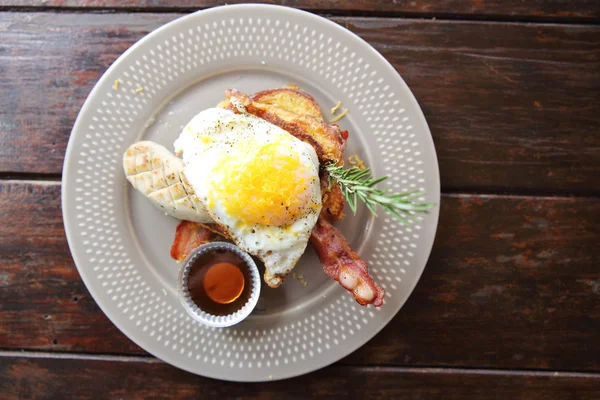 Frans Toast eieren en Bacon ontbijt Brekkie Stack — Stockfoto